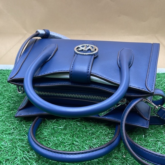MICHAEL KORS
Gabby Small Faux Leather Satchel
COLOR NAVY
NWT - Picture 14 of 16